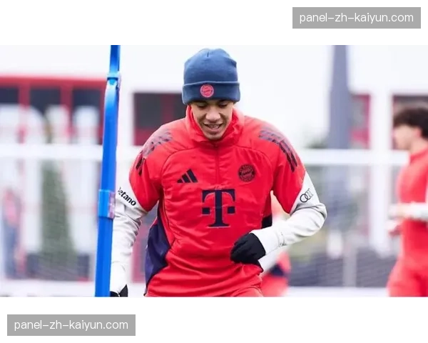 德甲实时：穆西亚拉内切吸引防守后分边，戴维斯完成高质量传中