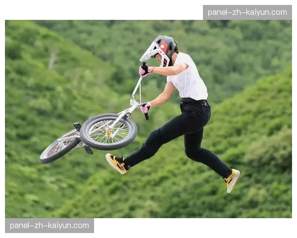 BMX自由式世界杯女子组决赛：英国选手以全场唯一“三重后空翻”动作夺冠